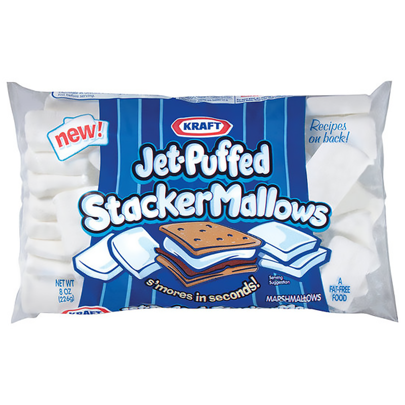 Un paquet transparent avec des marshmallows blancs et sur le paquet il y a la partie du milieu qui est bleu. Au centre des dessins de marshmallows et un smores