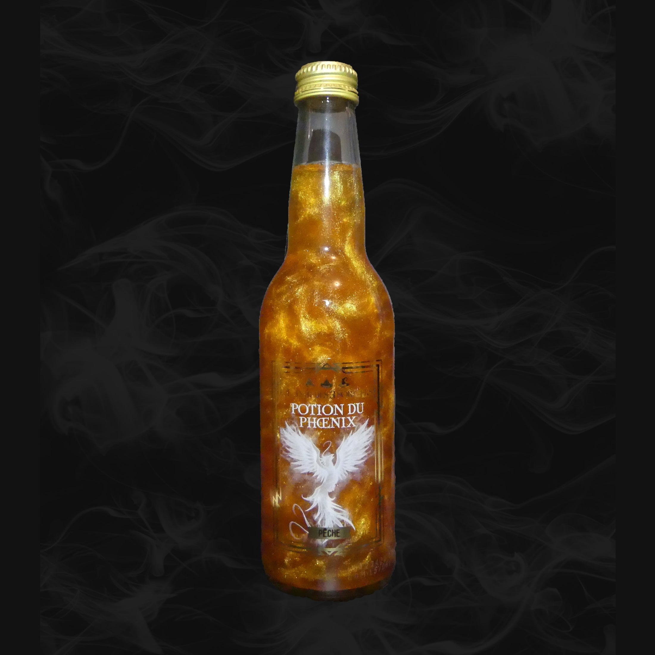 Une bouteille transparente avec une boisson pailletée jaune et sur l’étiquette un phoenix blanc. Le tout sur fond noir avec de la fumée