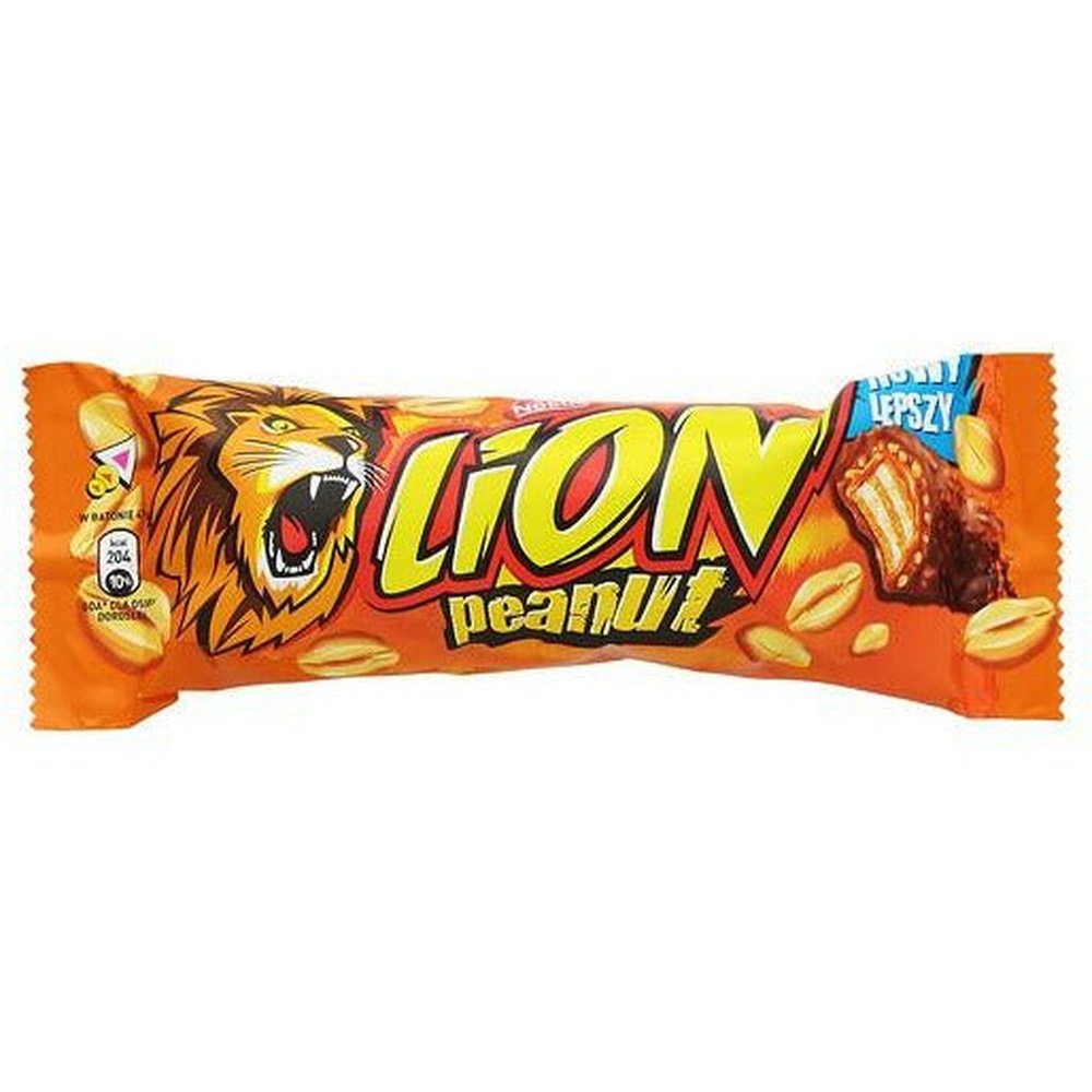 Un emballage orange sur fond blanc avec à gauche un lion qui rugit, à droite une barre chocolatée qui se divise en 2 avec à l’intérieur du biscuits et du caramel. Tout autour des cacahuètes