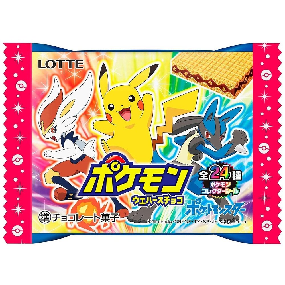 Un emballage rouge sur fond blanc avec 3 personnages de Pokemon dont Pikachu et au-dessus une gaufrette avec du chocolat au milieu 