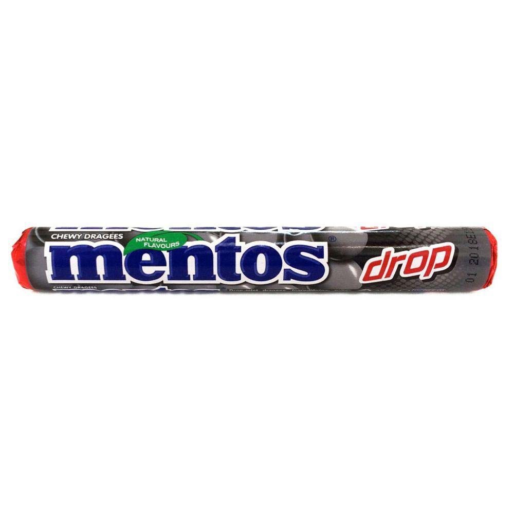 Un emballage long noir aux extrémités rouges avec plein de bonbons gris sur l’emballage et il est écrit « mentos » en bleu, le tout sur fond blanc