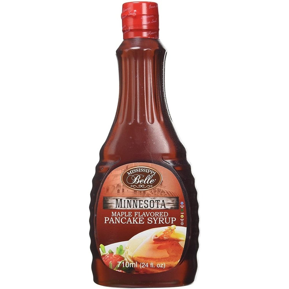 Une bouteille transparente remplie d’un liquide brun avec une étiquette marron où on voit des pancakes et du sirop d’érable, le tout sur fond blanc