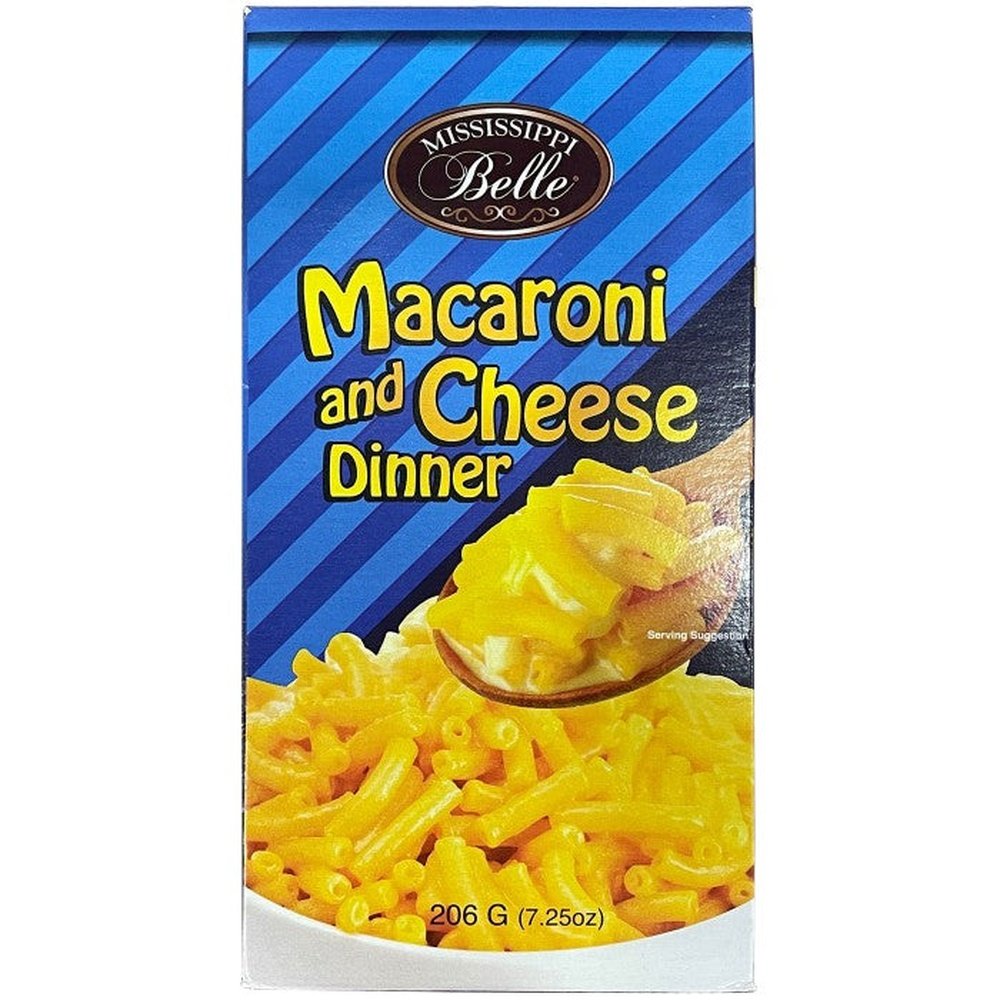 Un carton bleu avec un bol blanc rempli de macaroni jaune avec une cuillère en bois, le tout sur fond blanc