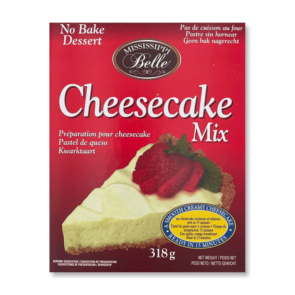 Un carton rouge sur fond blanc avec une part de tarte et beaucoup de crème, tout au-dessus une fraise coupée en rondelle