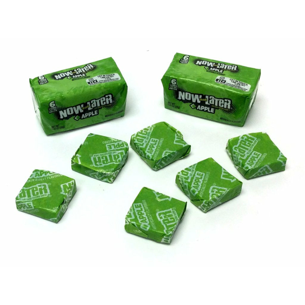 A l’arrière 2 petits paquets verts et devant 6 emballages individuels avec des écrits blancs, le tout sur fond blanc