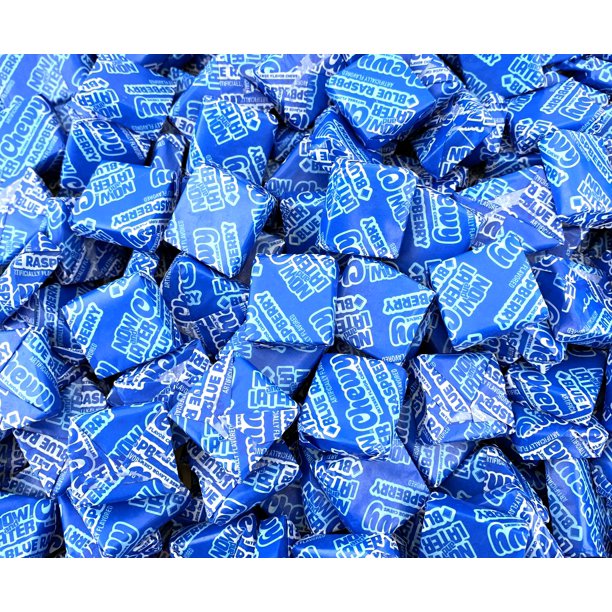 Un tas d’emballages individuels bleu de forme carré