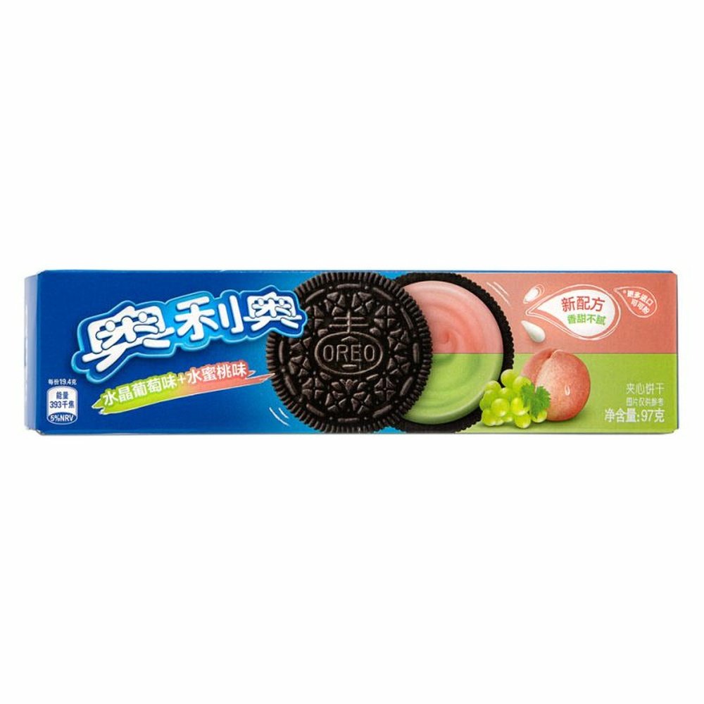 Un emballage bleu à gauche et rose/vert à droite, au centre il y a un Oreo avec à l’intérieur une crème rose et vert et à côté une grappe de raisins et une pêche. Le tout sur fond blanc