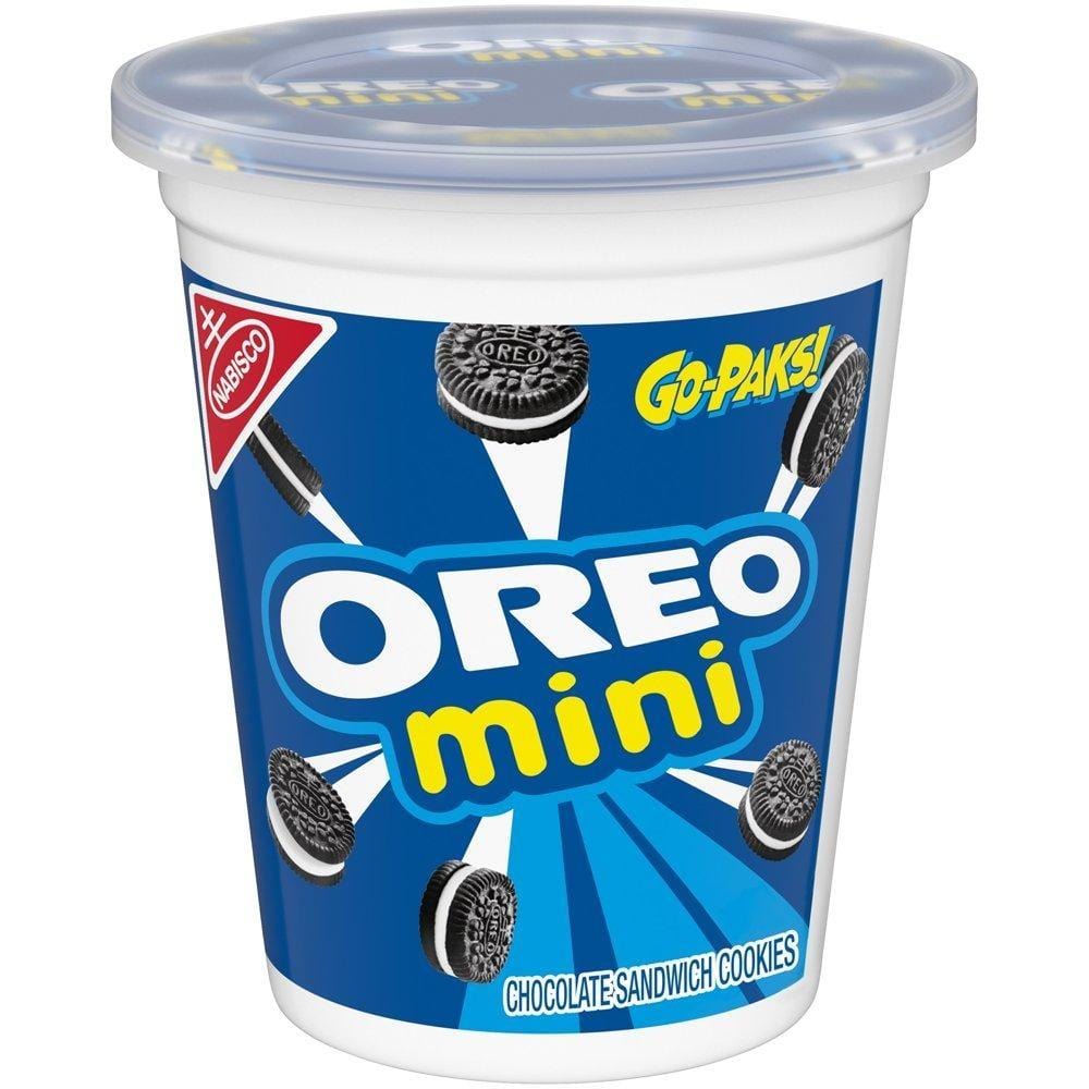 Un emballage blanc et bleu, avec des petits biscuits noirs avec de la crème blanche à l’intérieur, le tout sur fond blanc