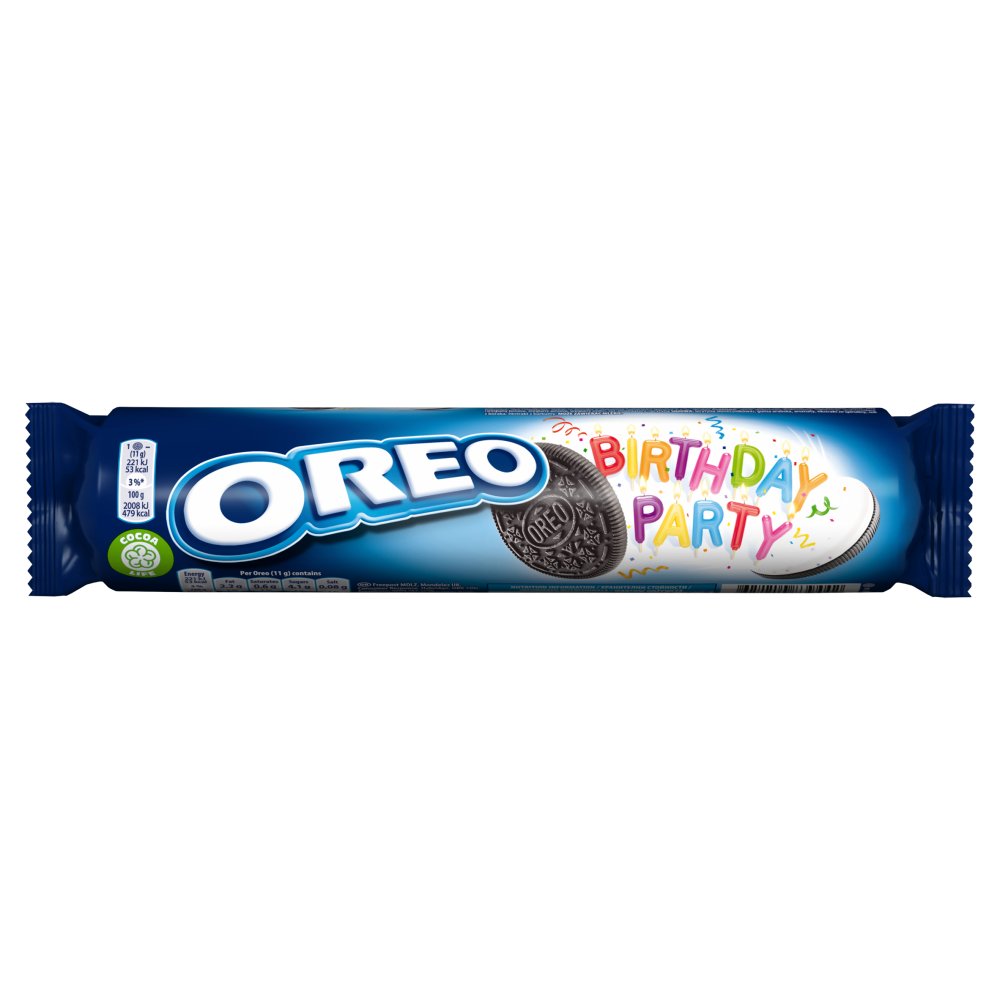 Un emballage long bleu sur fond blanc avec un biscuit noir ouvert et entre il y a écrit « birthday party » en couleur sur un nuage blanc