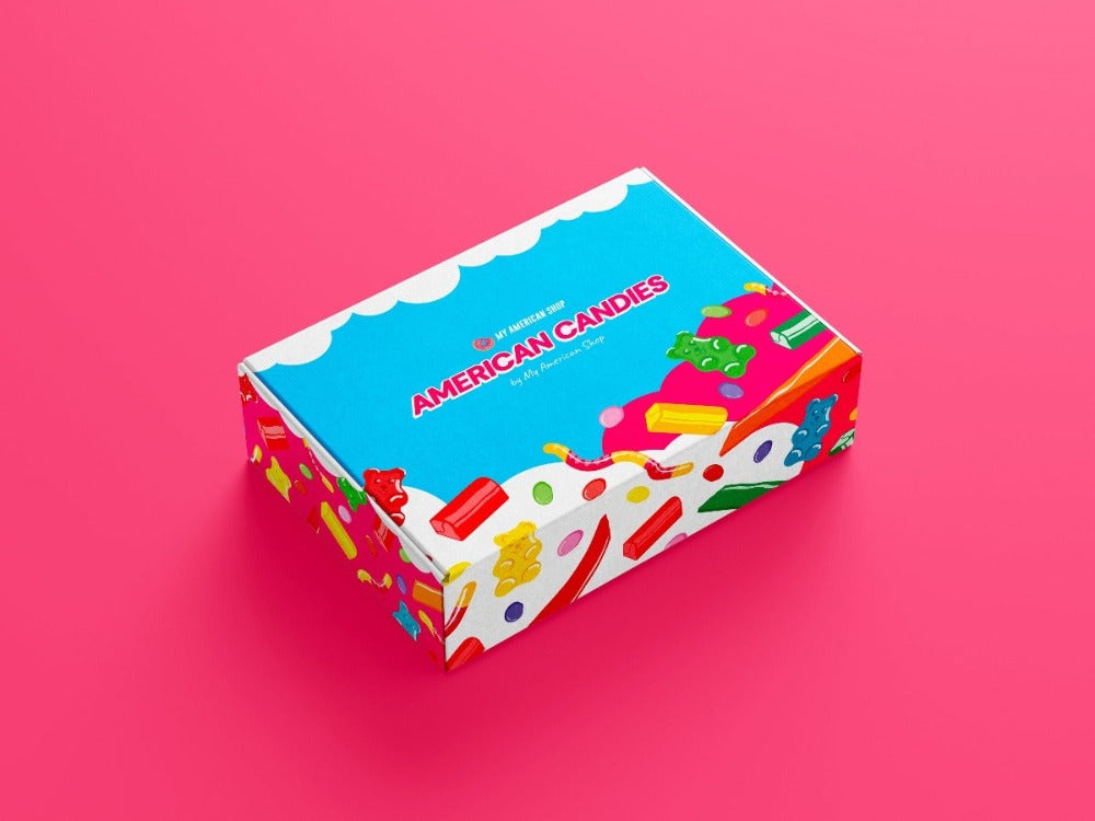 Un carton bleu et blanc avec des dessins de bonbons très colorés, le tout sur fond rose