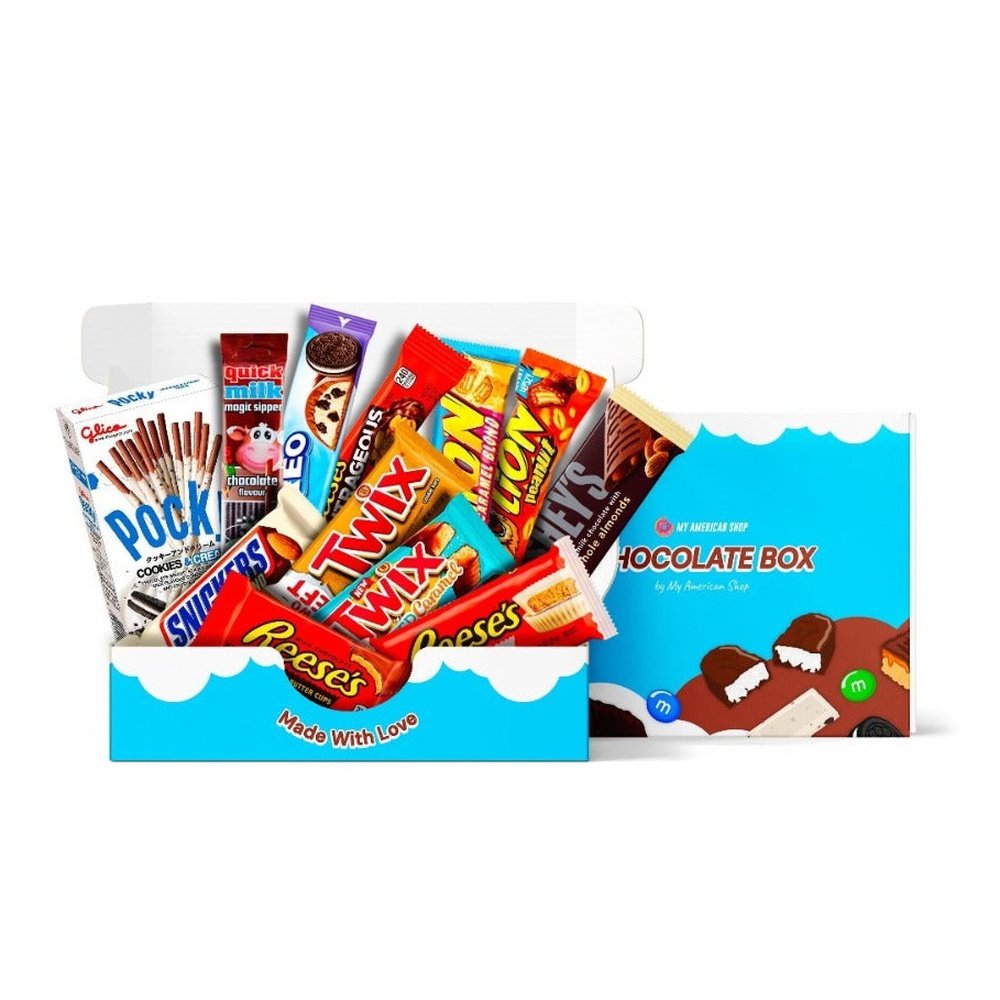 Un carton rectangulaire bleu ouvert contenant plusieurs produits comme des Reese’s, Snickers, Rocky, Twix et à côté le même carton fermé. Le tout sur fond blanc