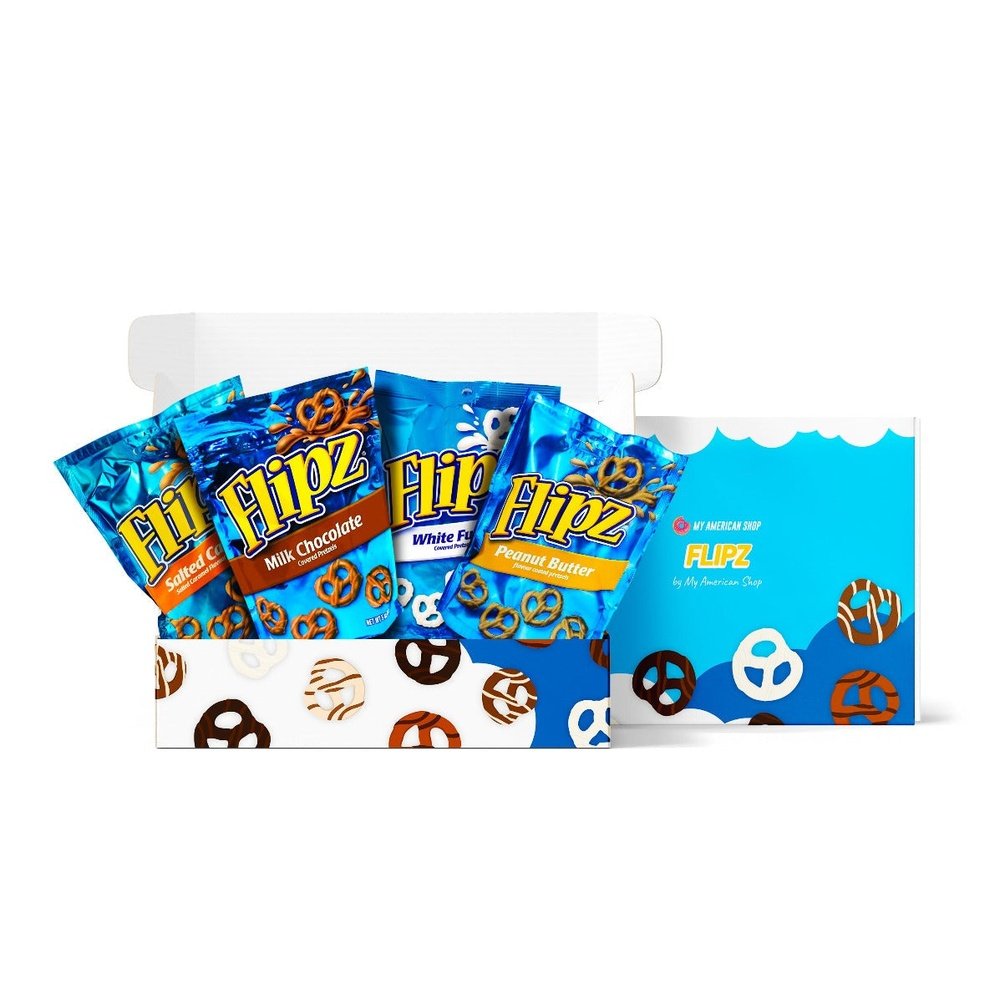 Un carton rectangulaire bleu ouvert contenant 4 paquets de Flipz et à côté le même carton fermé. Le tout sur fond blanc