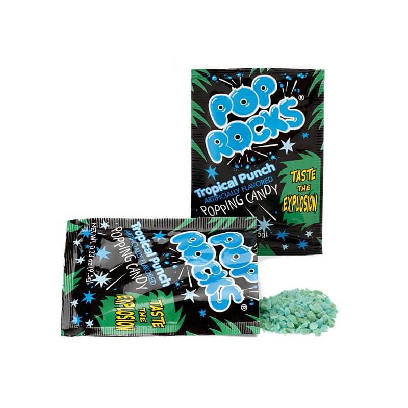 2 paquets noirs avec des explosions bleus et verts, celui de gauche est couché et ouvert. On y voit des petites perles bleue/verte en sortir, le tout sur fond blanc