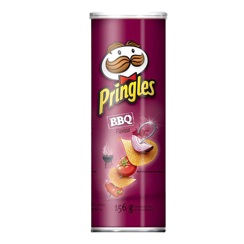 Un paquet en forme de cylindre mauve au milieu il y a une brochette avec des chips, une tomate, un poivron rouge et un morceau d’oignons rouges. Le tout sur fond blanc