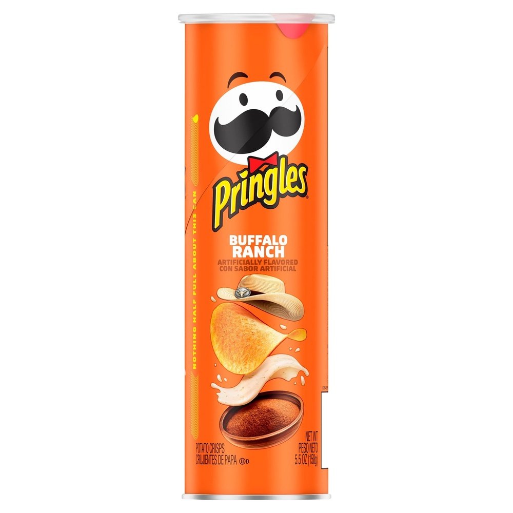 Un paquet en forme de cylindre orange, au milieu il y a une sauce blanche, une chips et au-dessus un chapeau de cow-boy. Le tout sur fond blanc