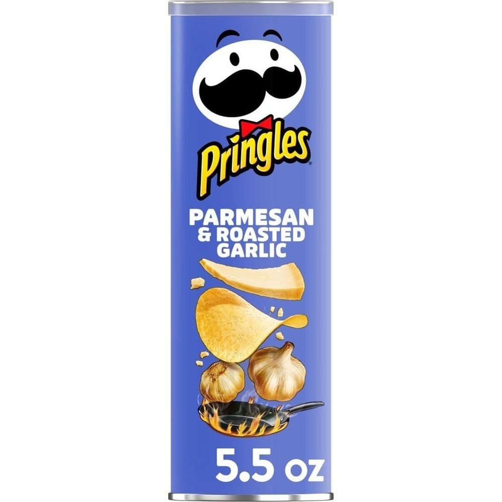 Un paquet en forme de cylindre mauve, au milieu il y a une poêle noir, une chips, 2 gousses d’ail et un morceau de parmesan. Le tout sur fond blanc