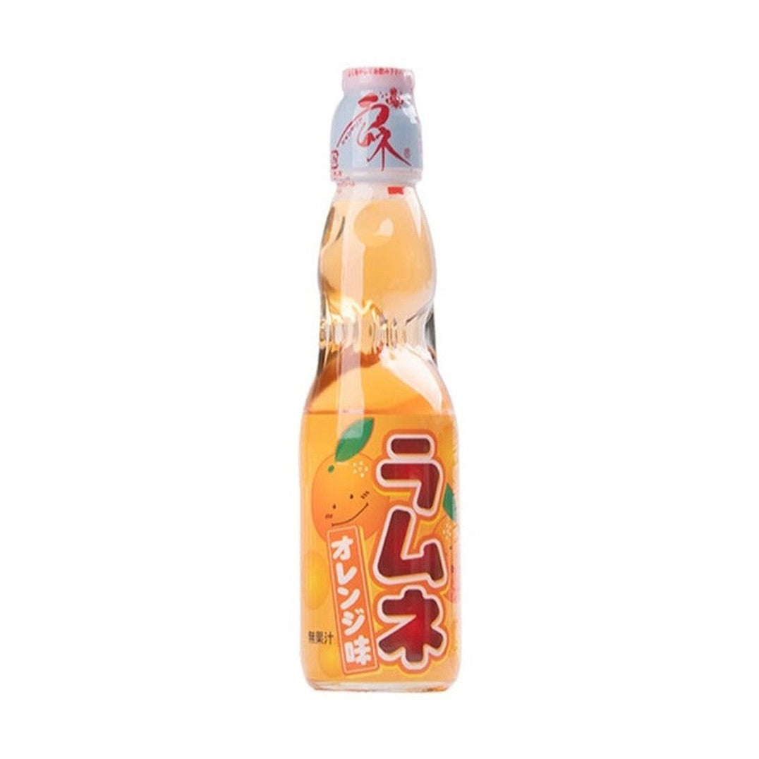 Une bouteille transparente sur fond blanc avec une boisson légèrement orange, il y a une étiquette orange sur la moitié basse de la bouteille. Il y a des oranges qui sourient