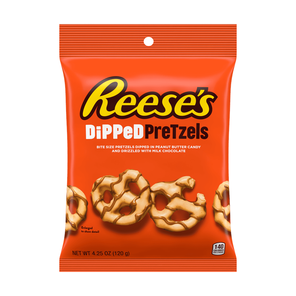 Un emballage orange sur fond blanc, au-dessus il est écrit « Reese’s » en jaune et en-dessous il y a des bretzels avec du chocolat au lait par-dessus 