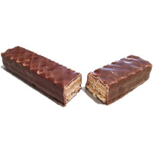 Une barre de chocolat coupée en 2, on y voit différentes couches blanches et beiges. Le tout sur fond blanc