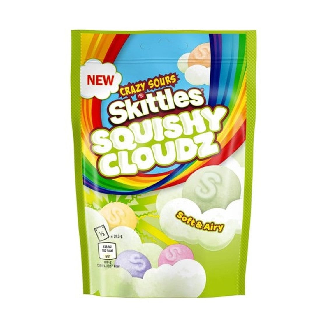 Un emballage vert sur fond blanc avec un arc-en-ciel et des Skittles colorés sur des nuages verts pâles