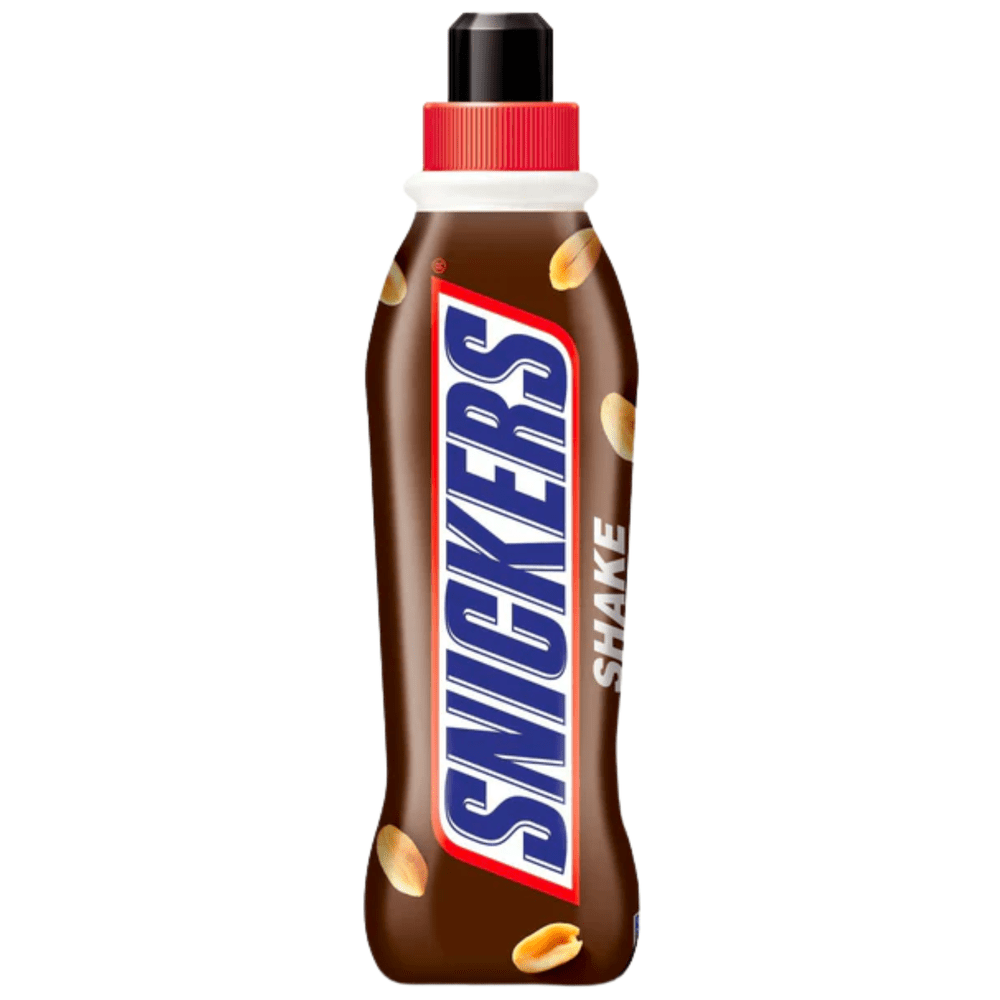 Une bouteille marron avec écrit verticalement « Snickers » en bleu, un capuchon sportif noir et des cacahuètes autour. Le tout sur fond blanc