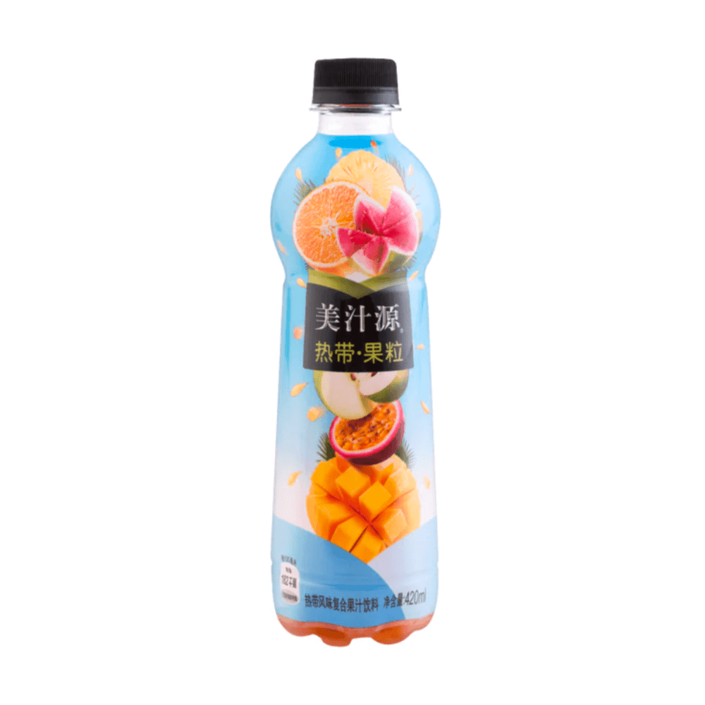 Une bouteille bleu avec un capuchon noir et plein de morceaux de fruits sur l’étiquette sur l’étiquette ; mangue, fruit de la passion, pomme, goyave, orange et ananas. Le tout sur fond blanc