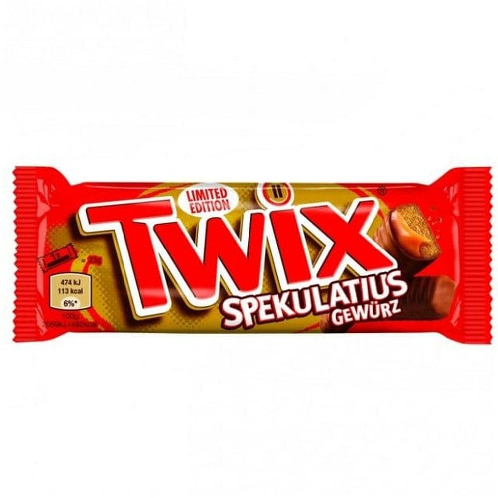 Un emballage rouge avec au centre écrit en grand et en rouge « TWIX », à droite il y a une barre chocolatée coupée en 2 et on y voit du caramel et du biscuit spéculos. Le tout sur fond blanc
