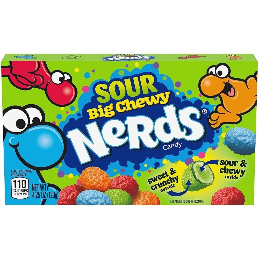 Un carton vert sur fond blanc avec des personnages rouge, bleu et orange qui regardent des bonbons colorés en forme de boules